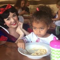 Branca de Neve Menina Feliz